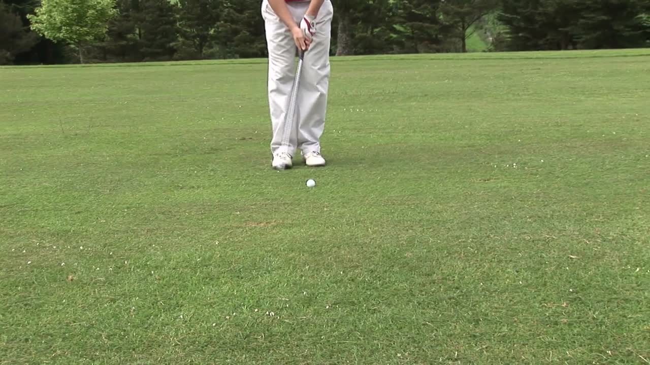 Hombre jugando al golf.