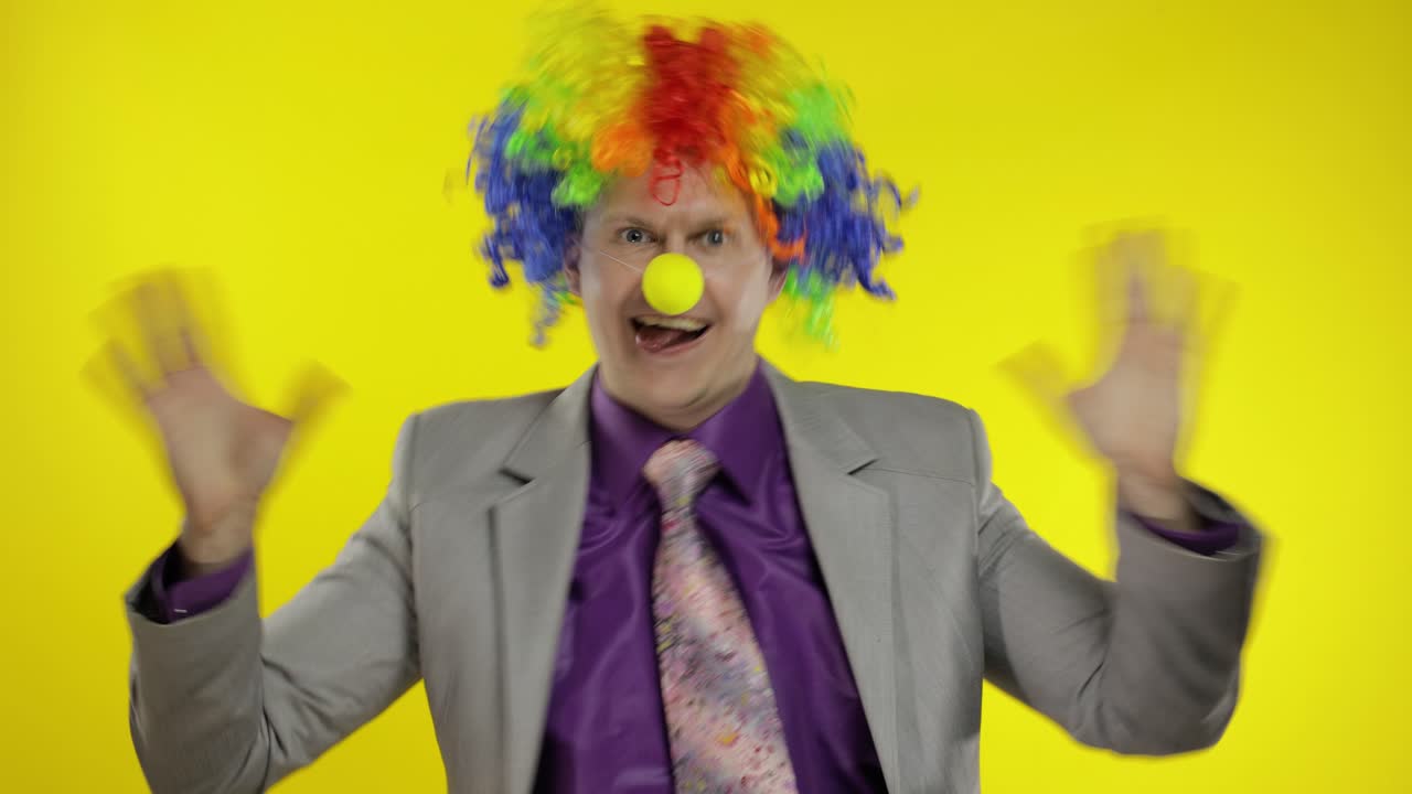 payaso empresario empresario jefe en el trabajo. dinero dólares en efectivo aparecen en manos