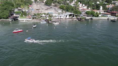 a lot of activity on the shore of tesquesquitengo lake