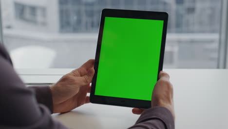 Mannhände-Halten-Tablet-Chromakey-Tisch-Mit-Stadtansicht.-Student-Liest-Mockup-Pad