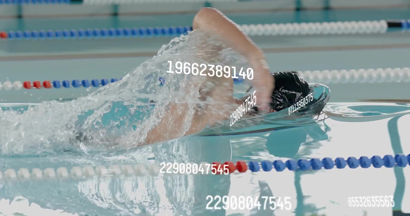 Männlicher Schwimmer betritt Bahn, schwimmt Freistil mit numerischen Überlagerungen zur Verfolgung von Sportmetriken.