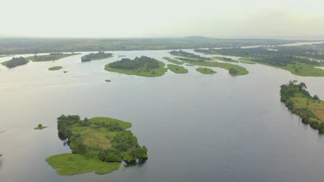 瓦爾塔河 (volta river) 位於加納的一個島