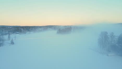 Drone-Volando-A-Través-De-La-Niebla-En-Campos-Nevados-En-Una-Soleada-Mañana-De-Invierno