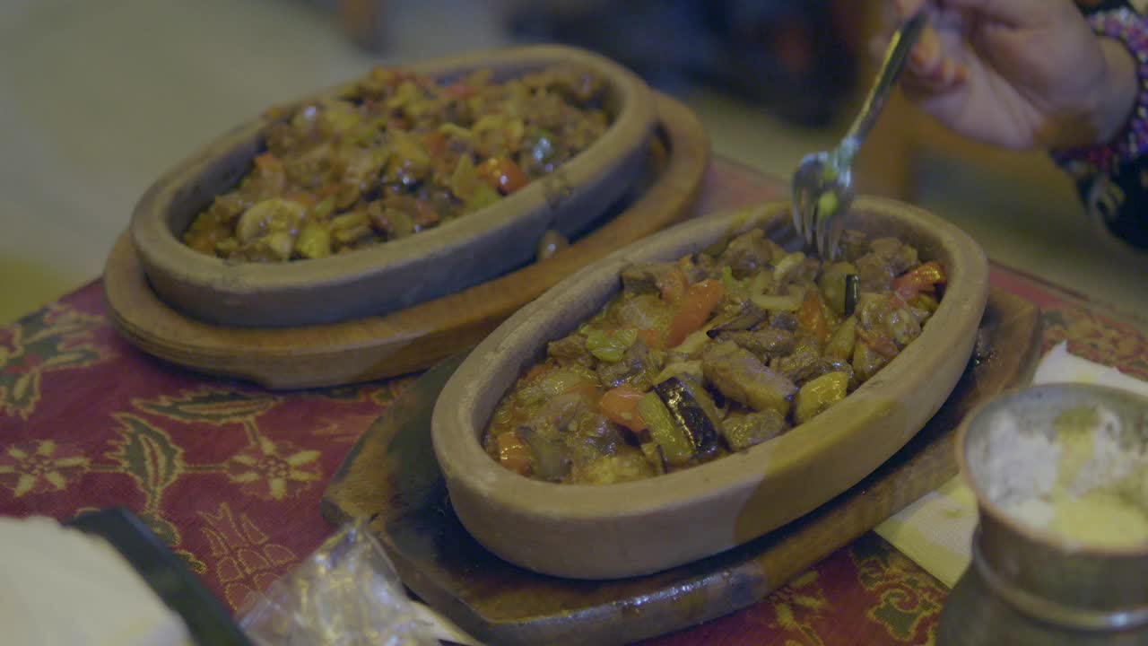 primer plano de una deliciosa comida turca con carne y verduras en un plato de cerámica