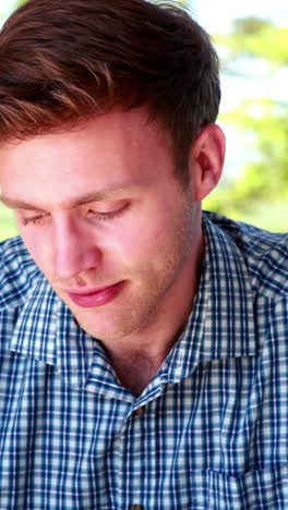 un joven guapo relajándose tomando un café.
