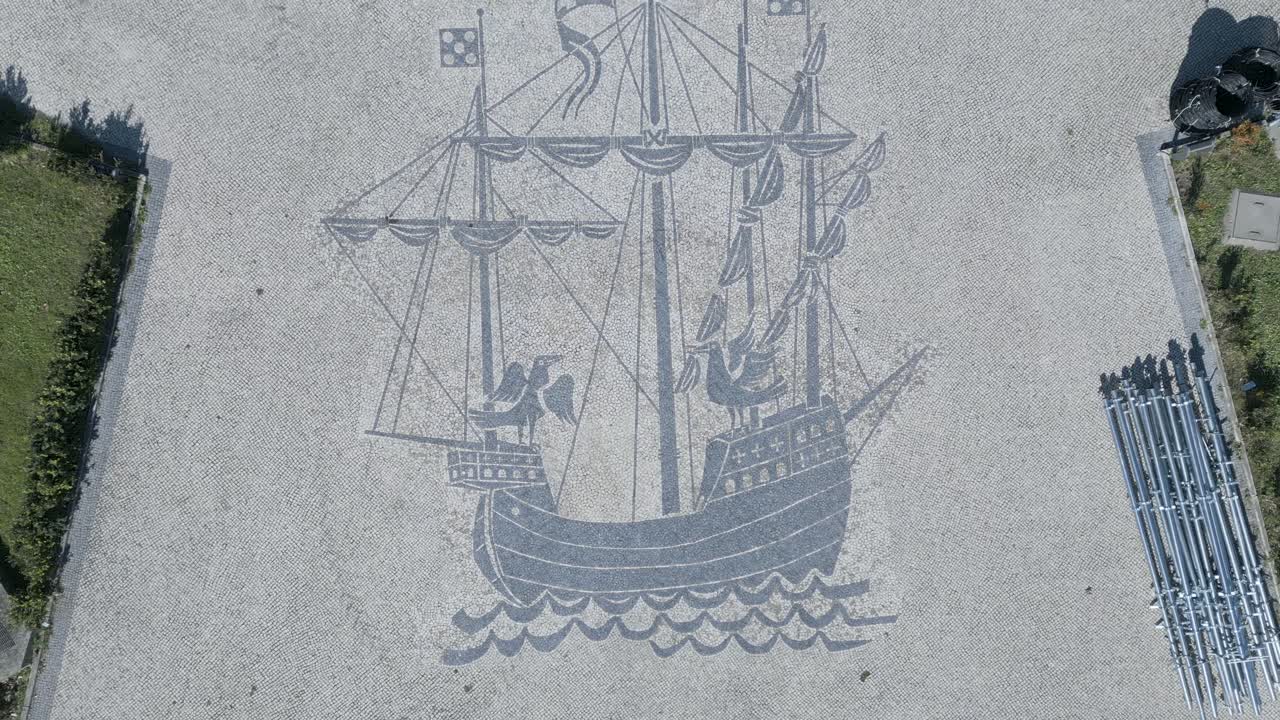 리스본 의 중심 에 있는 포르투갈 의 골목 도로 에 그려진 카라벨 을 확대 하는 공중 뷰