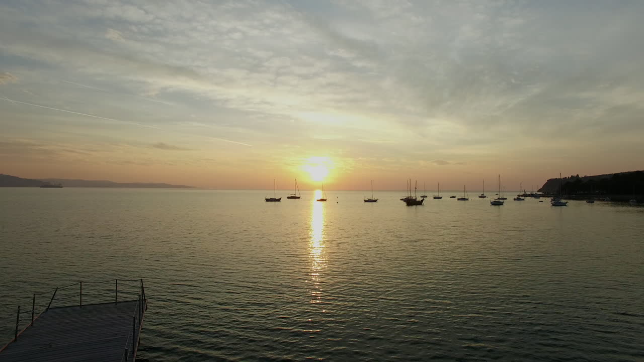 하단 에 보트 가 있는 호수 위 에 아름다운 해가 지는 곳 을 향해 날아다니는 공중 풍경