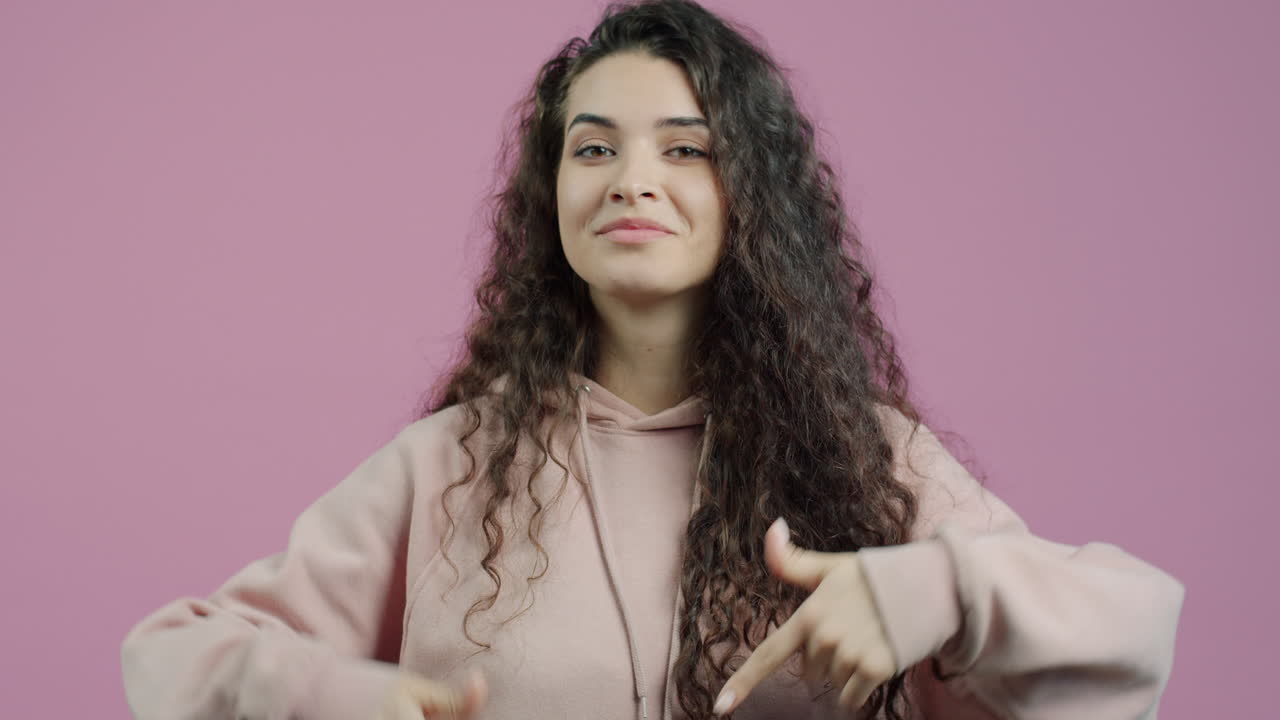 Donna che si indica da sola