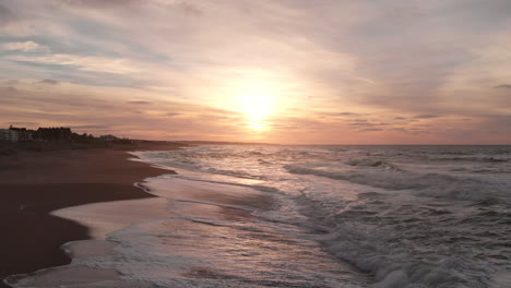 Hermosa-Playa-Oceánica-Y-Olas-Vista-Aérea-De-Drones