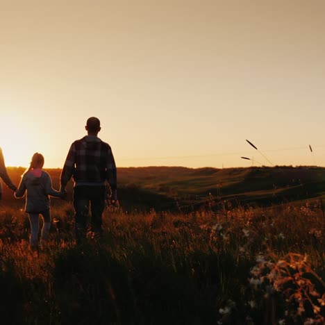 Steadicam-Aufnahme:-Eine-Dreiköpfige-Familie-Trifft-Den-Sonnenaufgang-An-Einem-Malerischen-Ort-Auf-Dem-Berg