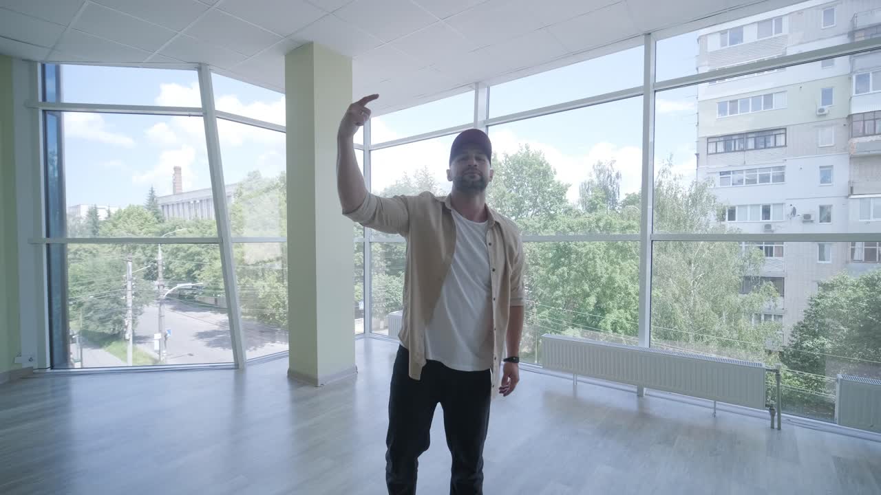 Uomo che balla breakdance in uno studio moderno