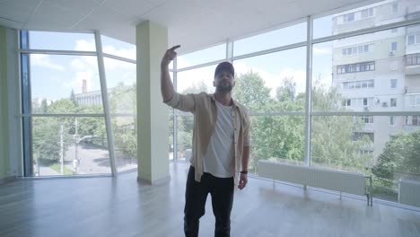 hombre bailando breakdance en un estudio moderno