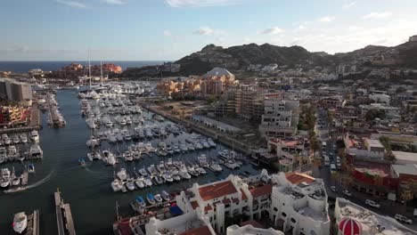 Toma-De-Establecimiento-De-Cientos-De-Barcos-Atracados-En-Un-Puerto-Deportivo-En-Cabo-San-Lucas,-México:-Pintoresco-Paralaje-Aéreo.