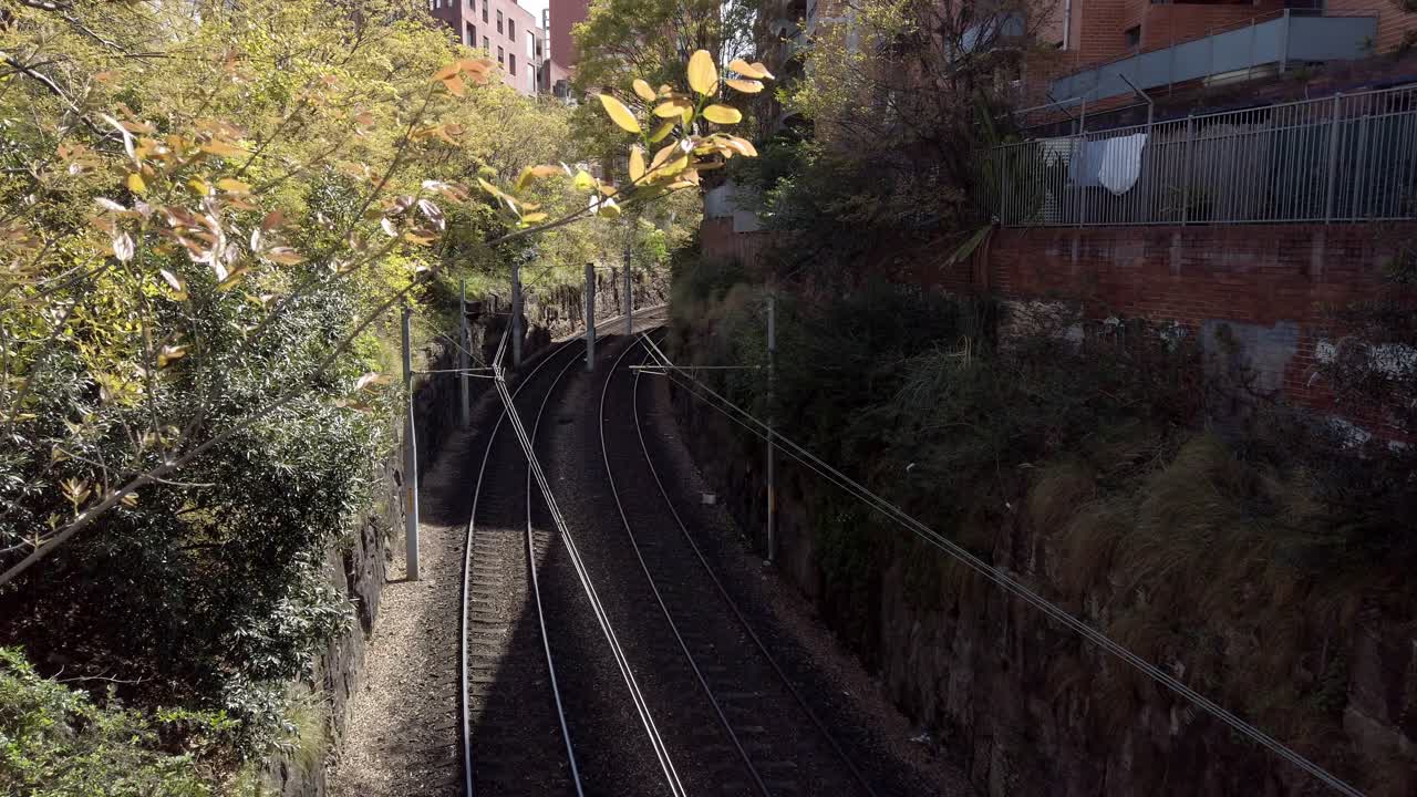vista de las vías del tren ligero vacías en pyrmont sydney nsw, australia - toma estática