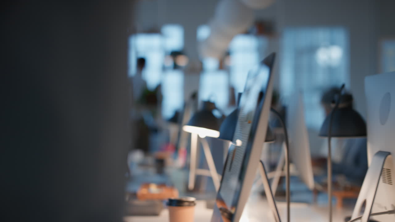 컴퓨터를 사용하여 늦게 일하는 사업가 팀 리더 여성 동료와 정보를 공유하여 피드백을 제공하고 밤에 사무실에서 프로젝트 마감일에 대한 솔루션을 논의합니다.