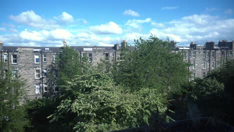ein garten hinter dem haus in edinburgh bei einer leichten brise