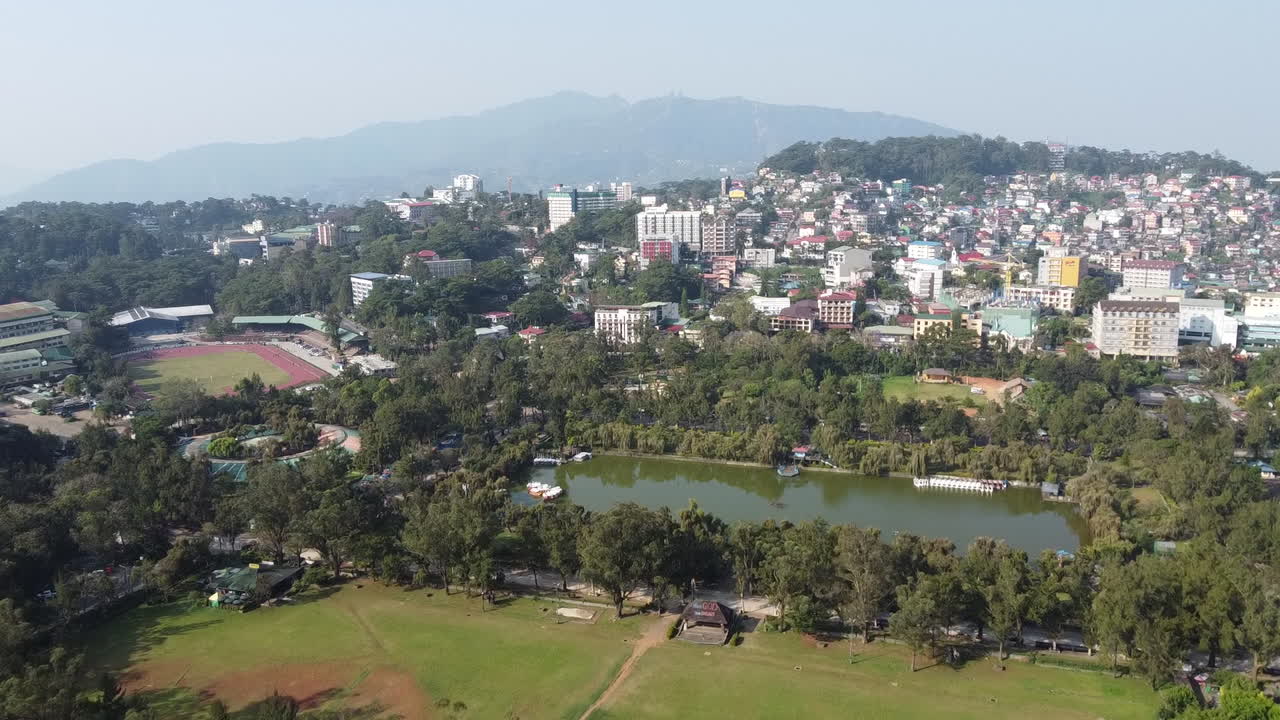 vista del paisaje urbano de baguio, burnham park, melvin jones y atletismo bowl, filipinas