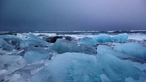 formaciones de hielo en la playa de diamantes en islandia invierno 4k