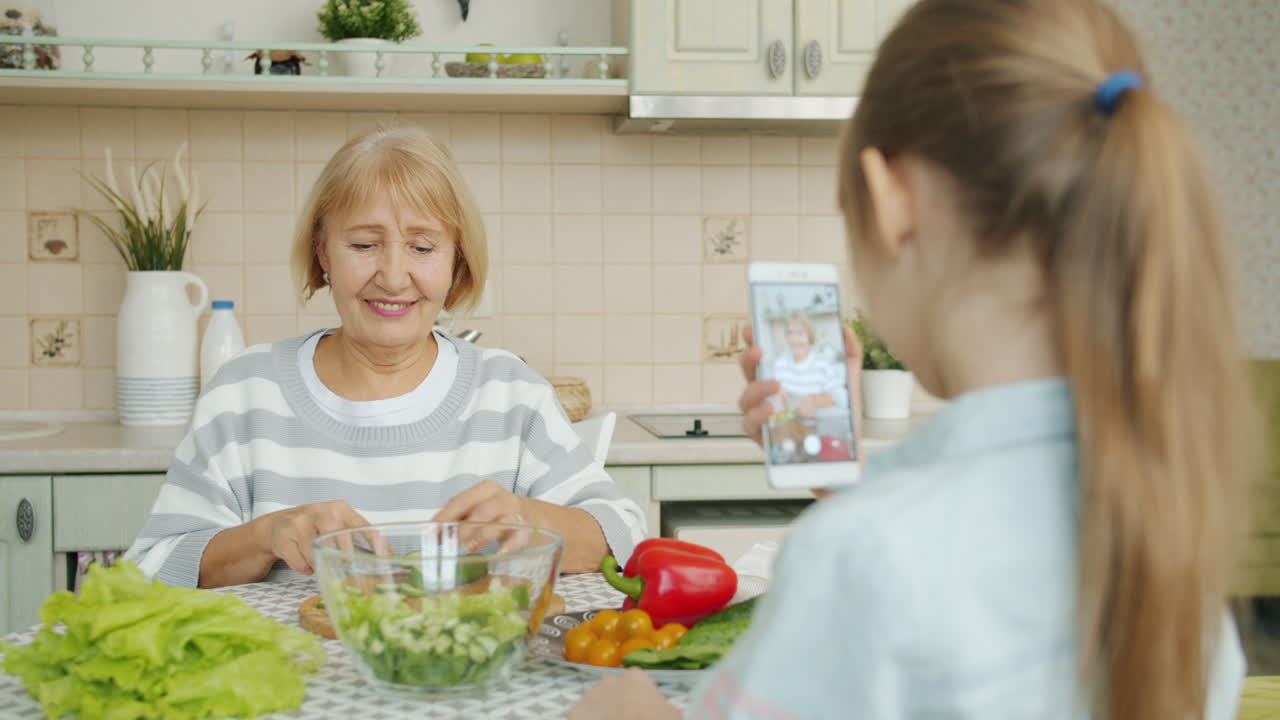 Büyükanne ve torun birlikte yemek pişiriyor
