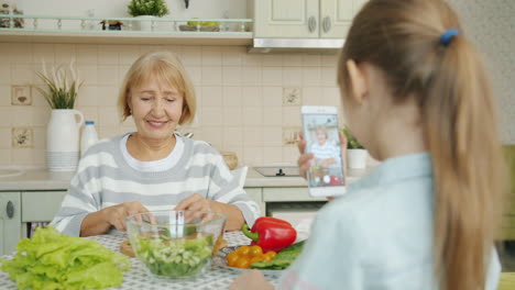 abuela y nieta cocinando juntas