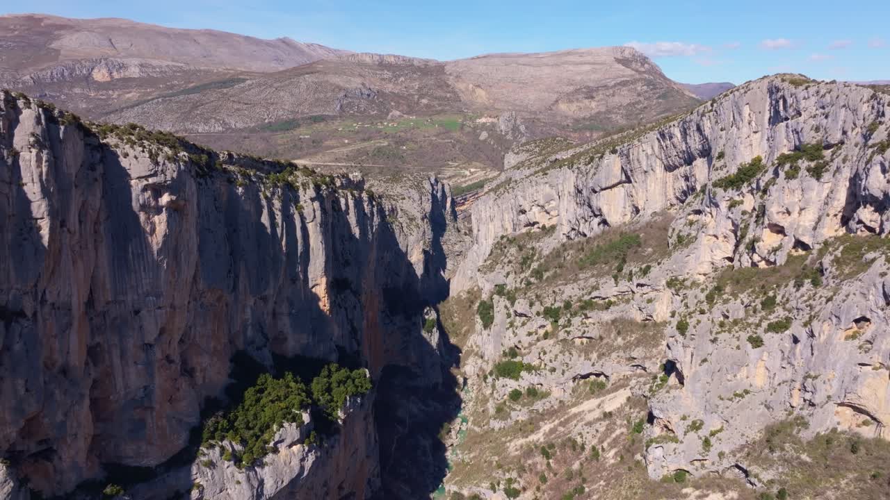 Il fiume Verdon si snoda tra imponenti pareti rocciose del canyon, Francia