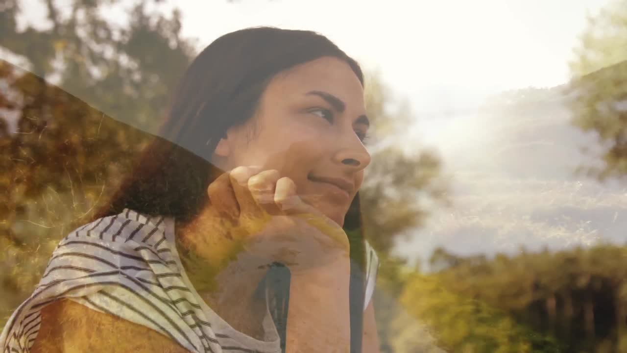 mujer hispana con la barbilla