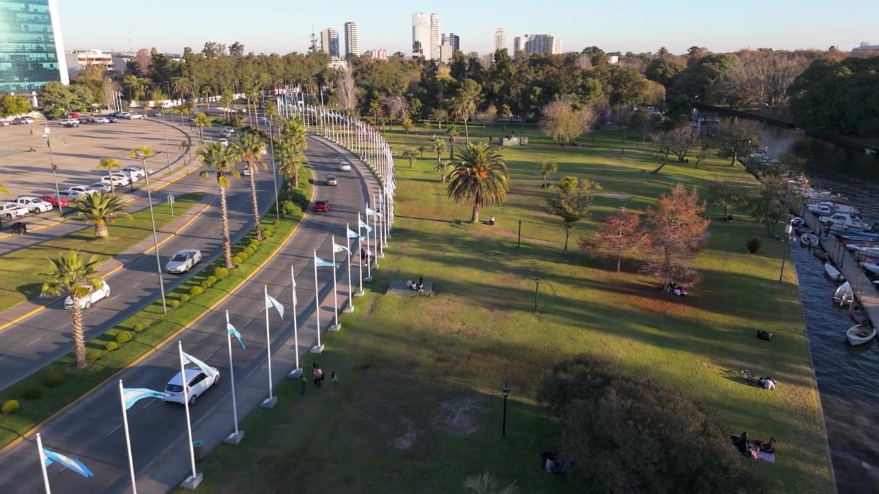 Veduta aerea di un parco fluviale, strada e barche ormeggiate a Tigre, Buenos Aires, Argentina.