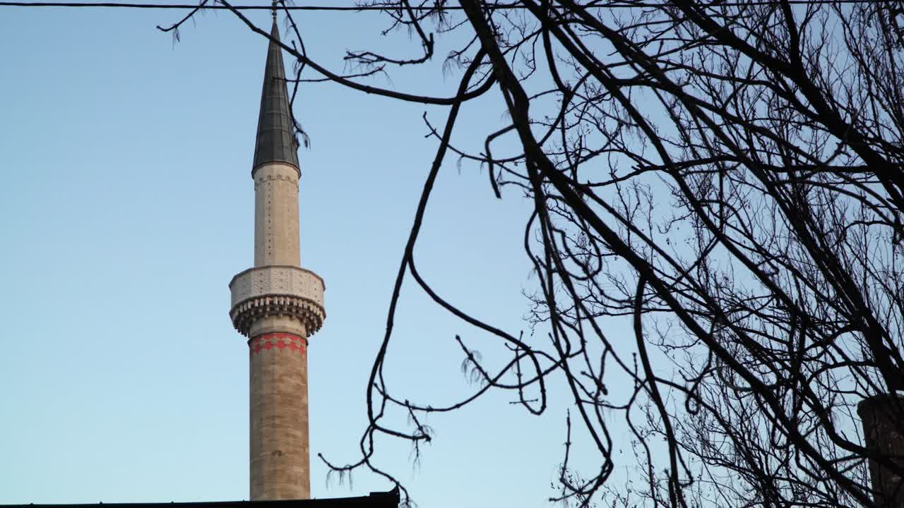 el minarete de la mezquita del emperador de estilo otomano clásico en sarajevo, es la primera mezquita construida después de la conquista otomana de bosnia en 1457.