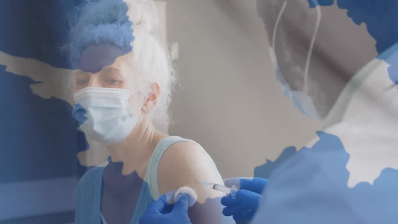 animación de la bandera de la antártida y una mujer mayor que usa una máscara facial siendo vacunada