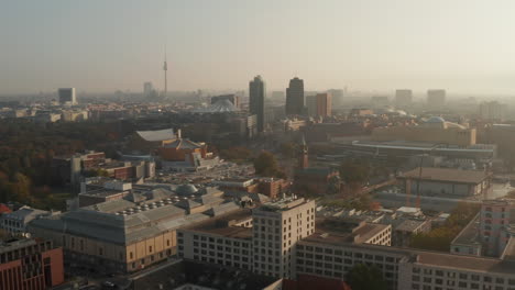 Vorwärts-Fliegen-über-Dem-Stadtteil-Tiergartenviertel.-Luftpanoramaaufnahmen-Von-Gebäuden-In-Der-Stadt,-Fernsehturm-Fernsehturm-In-Der-Ferne.-Berlin,-Deutschland