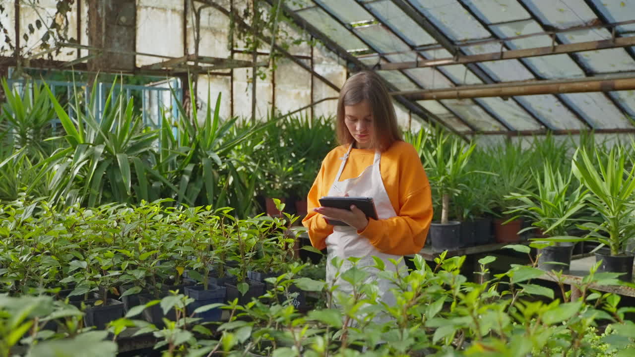 mujer trabajando en un invernadero