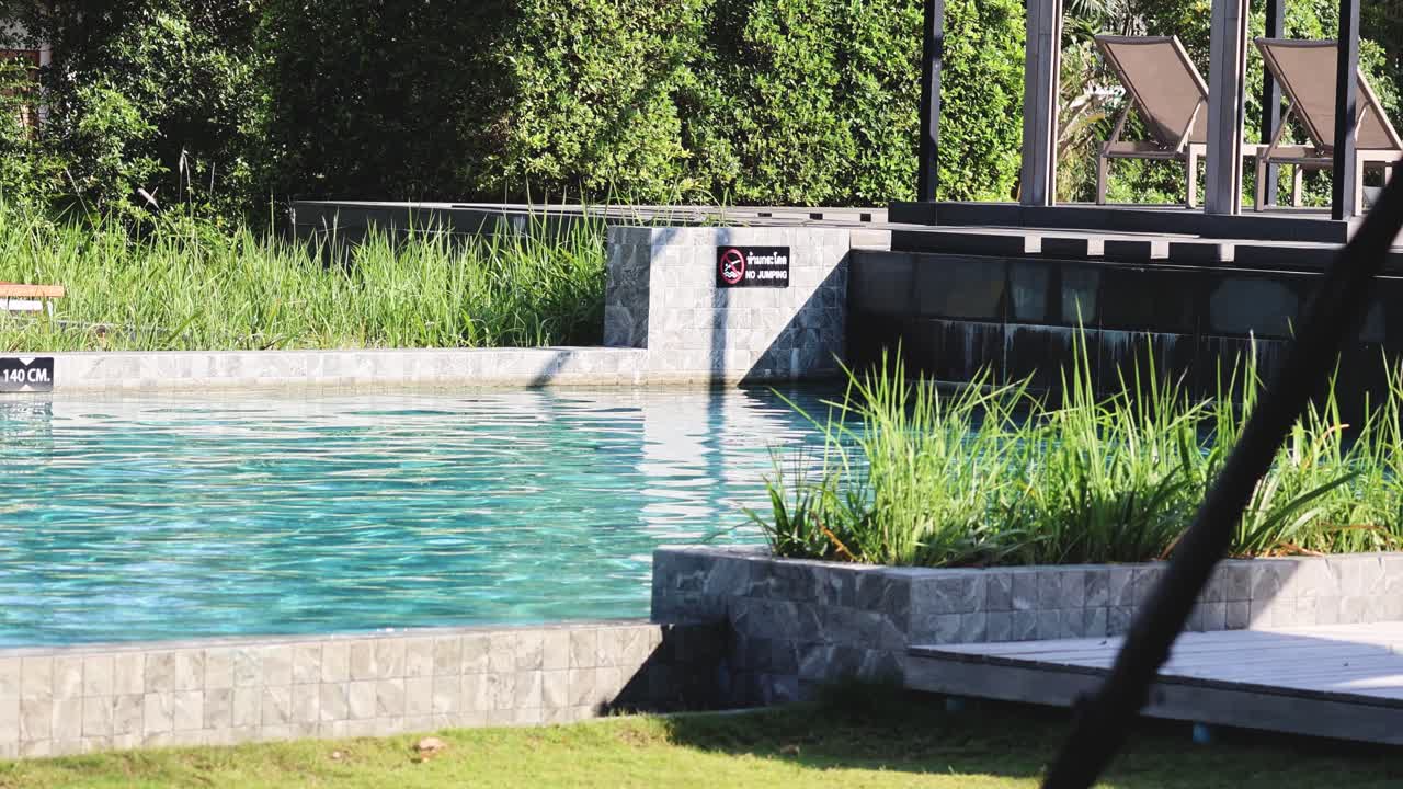 주변의 초록색으로 조용한 수영장