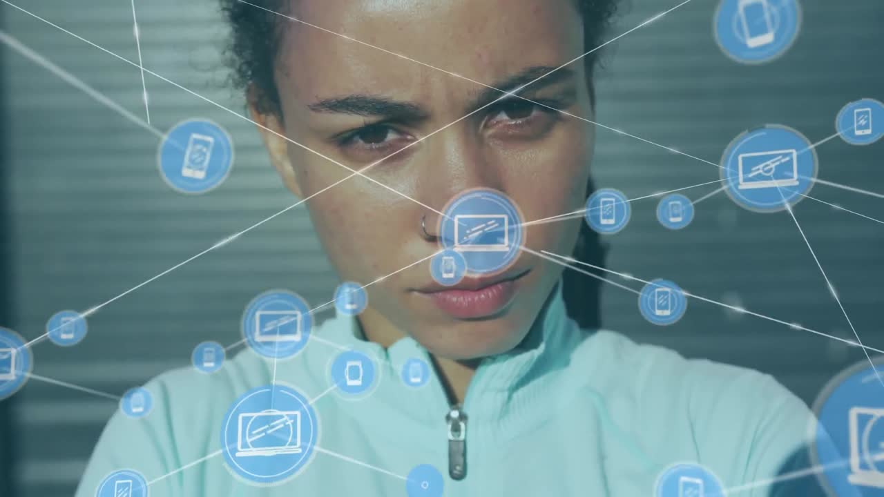 red de iconos digitales contra el retrato de una mujer afroamericana