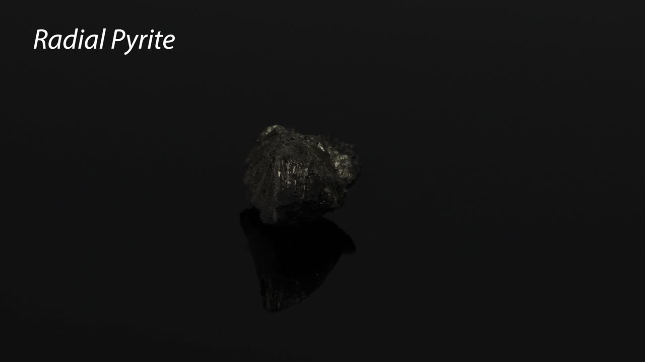 un cristal de pirita radial que gira sobre un fondo oscuro