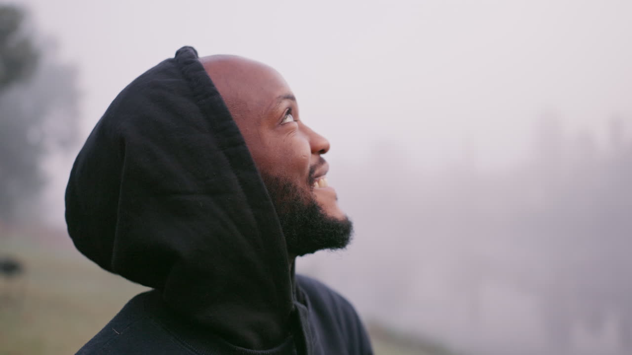 hombre negro feliz, relajarse o nanture niebla con una sonrisa