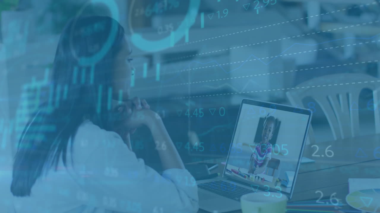 Animazione di cerchi di caricamento, schermo di trading, colleghi diversi che discutono rapporti in videochiamata