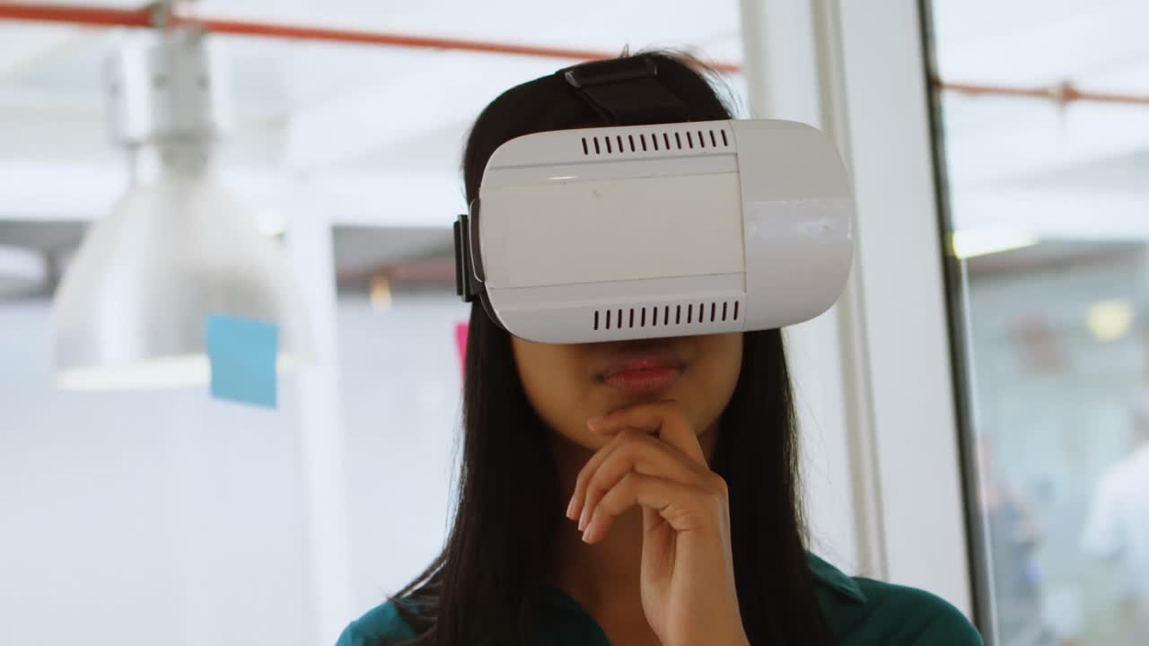 ejecutiva femenina usando auriculares de realidad virtual 4k