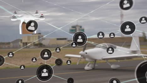 animación de una red de iconos de perfiles contra un avión no tripulado que lleva una caja de entrega en un aeropuerto