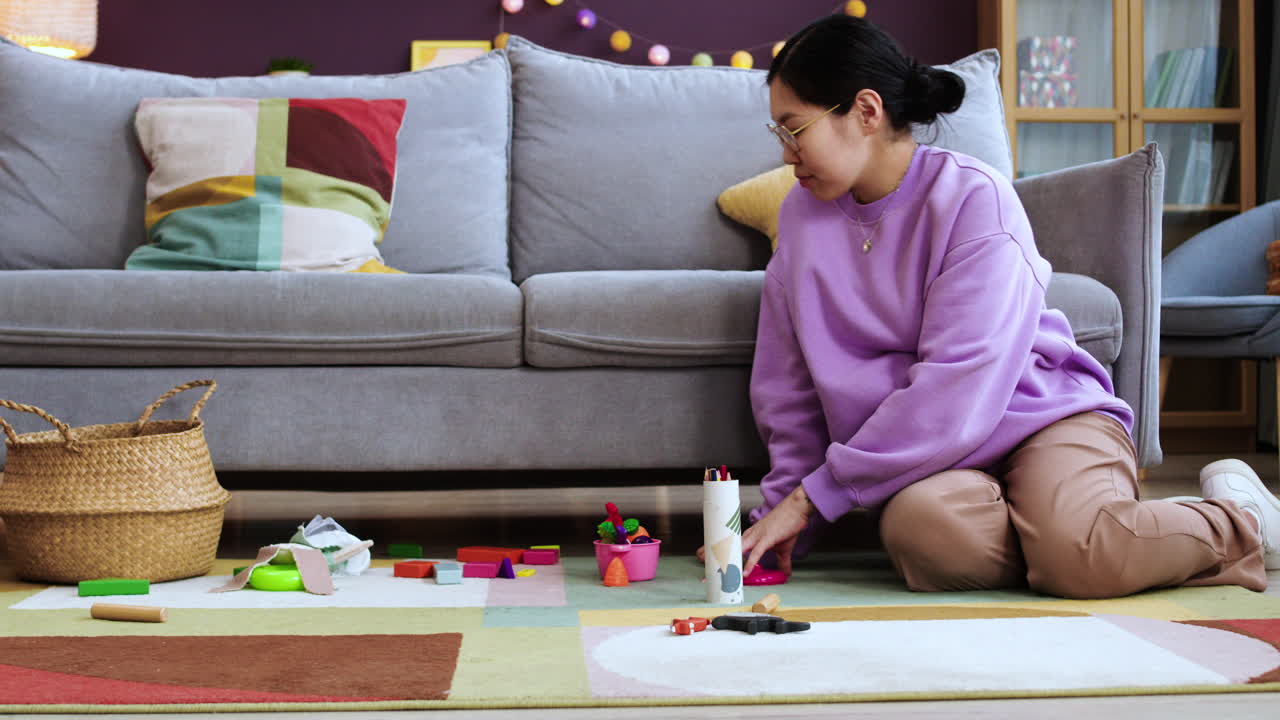 거실 에 앉아 있는 임신 한 여자