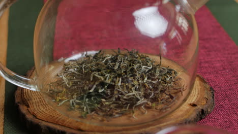 tetera de vidrio con hojas de té verde