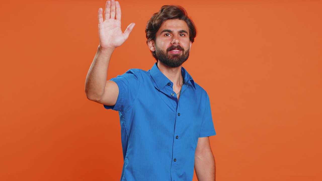 hombre mostrando un gesto de invitación con las manos, pidiendo unirse, haciendo señas de venir, haciendo gestos de saludo adiós