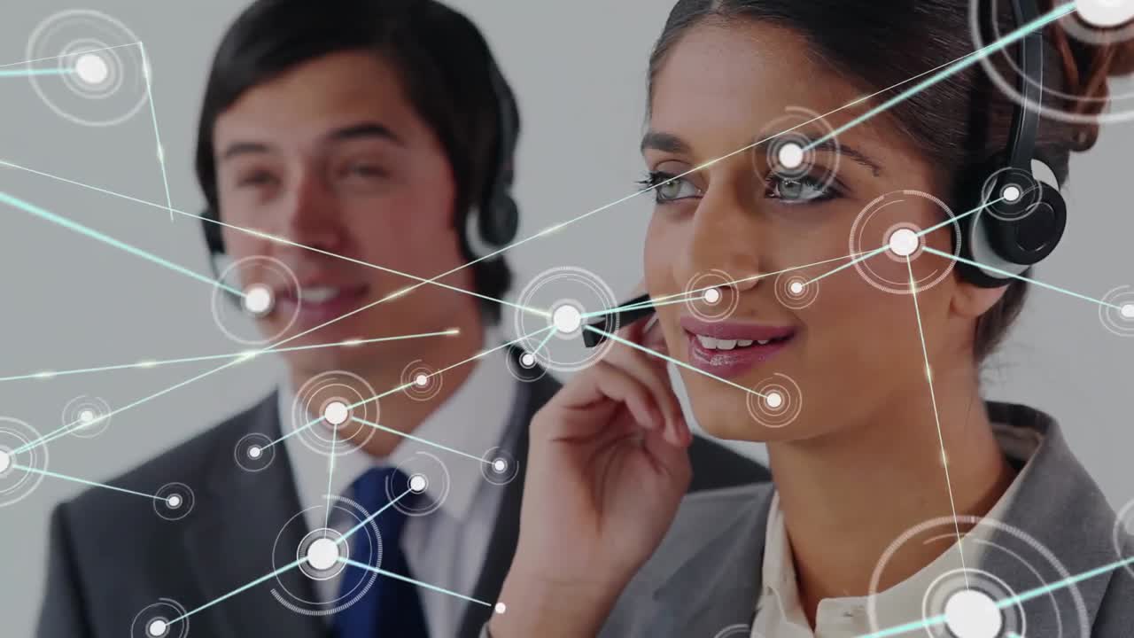 conectores en movimiento y datos digitales sobre personas que trabajan