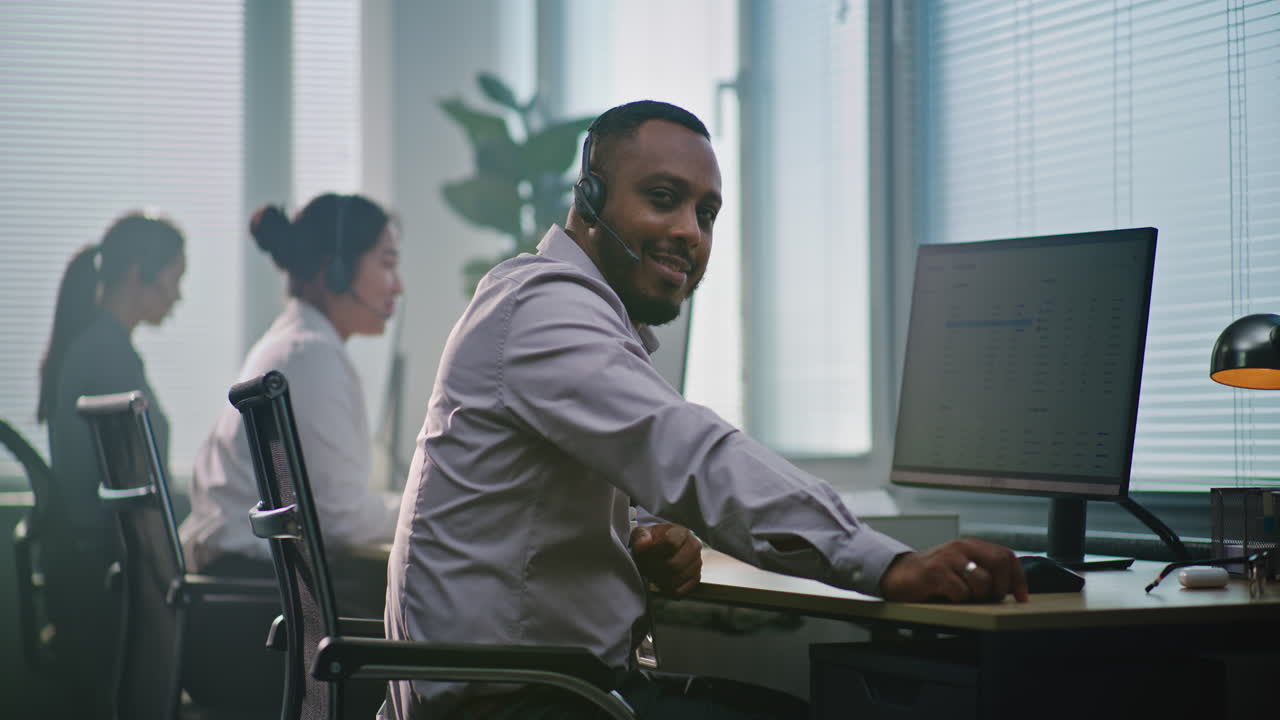 representante de servicio al cliente sonriente en el trabajo