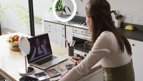 Mujer-Transgénero-Caucásica-No-Binaria-Haciendo-Video-De-Maquillaje