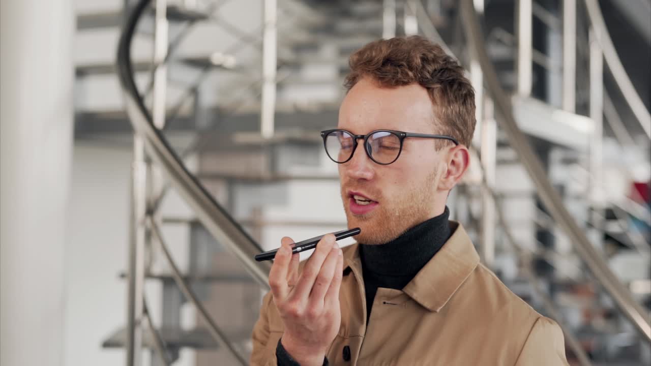 확성기로 스마트폰 통화를 하는 카리스마 넘치는 청년