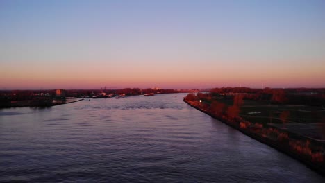 Luftaufsteigender-Dolly-Vorwärts-über-Oude-Maas-Mit-Herbstlichen-Sonnenaufgangsfarben