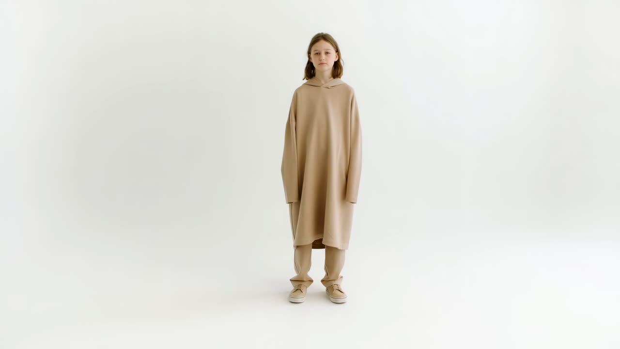 Adolescente in felpa beige con cappuccio