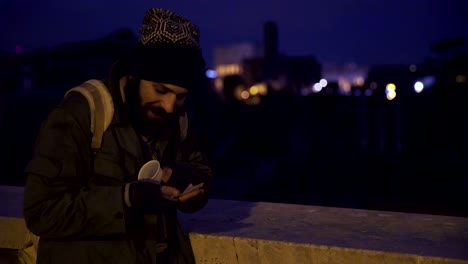 miseria, mendicidad, dinero sin hogar contando su dinero en la noche