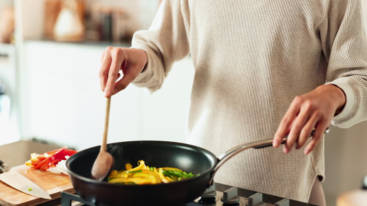 mujer cocinando verduras en una sartén