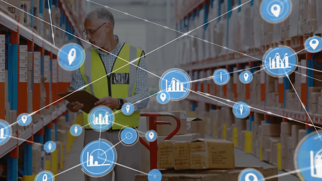 animación de la red de conexiones con iconos sobre el hombre que trabaja en el almacén